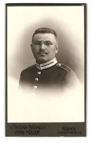 Fotografie Hans Möller, München, augustenstr. 75, Portrait Einjährig-Freiwilliger in Garde Uniform Rgt. 3 Zwicker Brille