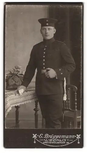 Fotografie E. Brüggemann, Gohlis, Breitenfelderstr. 99, Portrait sächsischer Soldat in Uniform mit Krätzchen