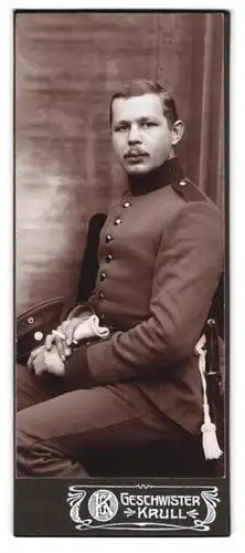 Fotografie Geschwister Krull, Berlin, Portrait Soldat in Uniform Rgt. 7 mit Bajonett und Portepee