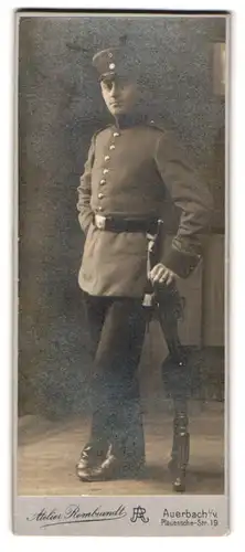 Fotografie Atelier Rembrandt, Auerbach i. V., Plauensche Str. 19, Portrait Soldat Paul Schwabe in Uniform mit Bajonett