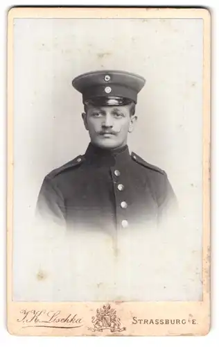 Fotografie J. K. Lischka, Strassburg i. E., Portrait Soldat in Uniform mit Kaiser Wilhelm Bart