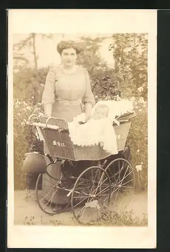 Foto-AK Frau mit Baby im Kinderwagen