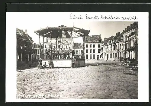 AK La Bassé, Soldaten auf dem Marktplatz