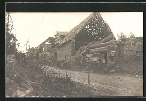 Foto-AK Chevillecourt, Ortspartie mit zerschossenen Häusern