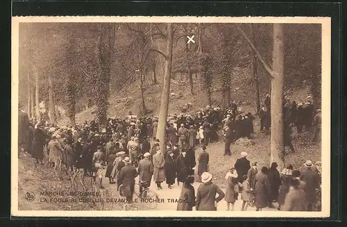 AK Marche-les-Dames, La Foule recueillie devant le Rocher tragique, König Albert von Belgien