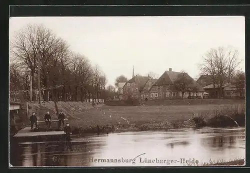 Foto-AK Hermannsburg / Lüneburger Heide, Teichpartie mit Kindern