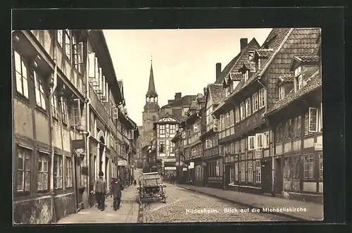 AK Hildesheim, Burgstrasse mit Geschäften und Blick zur Michaeliskirche