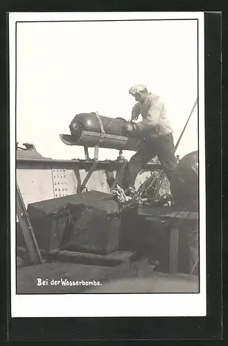 AK Deutscher Matrose bei der Wasserbombe