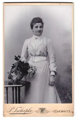 Fotografie P. Tschapke, Chemnitz, Zschopauer Str. 79, Portrait schönes Fräulein mit Blumenstrauss