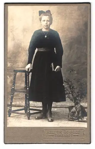 Fotografie Atelier Schmidt, Tharandt, Portrait bildschönes Mädchen mit Buch und Haarschleife im schwarzen Kleid