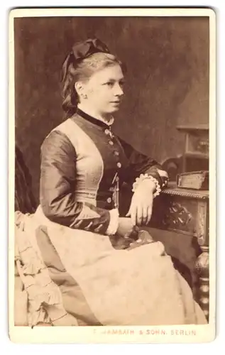 Fotografie F. Jamrath & Sohn, Berlin, Belle-Alliance-Str. 14, Portrait bildschönes Fräulein mit Haarschleife