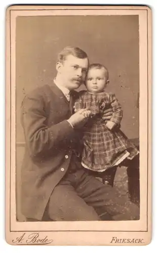 Fotografie A. Bode, Friesack, Portrait stolzer Vater mit niedlichter Tochter im Arm