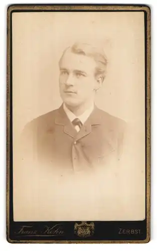 Fotografie Franz Kohn, Zerbst, Portrait junger blonder Mann im eleganten Jackett