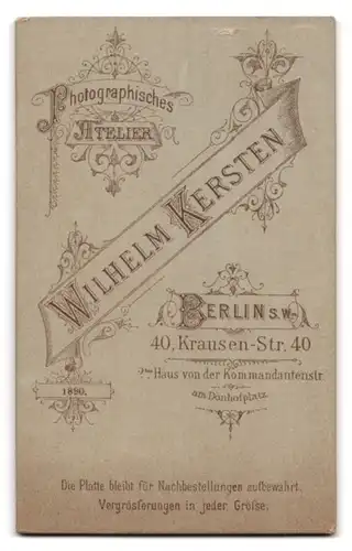 Fotografie Wilhelm Kersten, Berlin, Krausenstr. 40, Portrait frecher blonder Bube an einem Geländer stehend