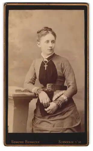 Fotografie Edmund Behncke, Schwerin i. M., Wismarsche-Str. 26, Portrait bildschönes Fräulein mit Halskette und Brosche