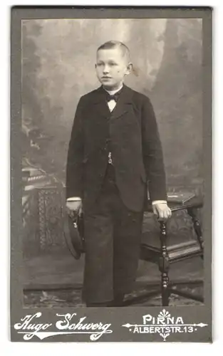 Fotografie Hugo Schwerg, Pirna, Albertstr. 13, Portrait frecher Bube mit Mütze im Anzug
