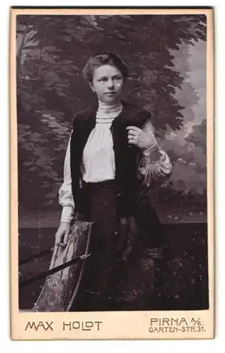 Fotografie Max Holdt, Pirna a. E., Gartenstr. 31, Portrait bildschöne junge Frau vor einer Waldkulisse stehend