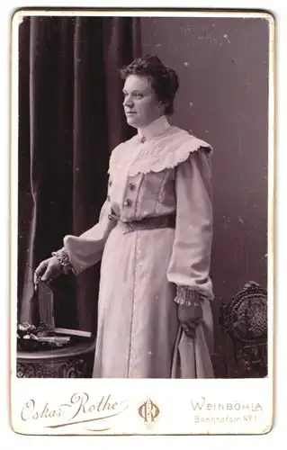 Fotografie Oskar Rothe, Weinböhla, Bahnhofstr. 1, Portrait elegant gekleidete junge Frau mit Brosche am Kleiderkragen