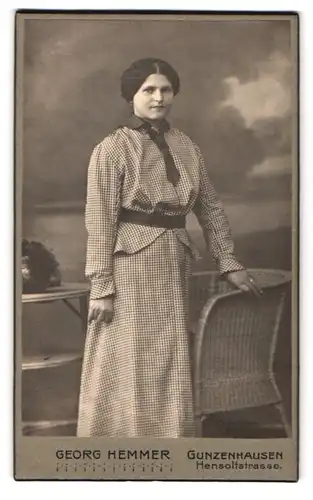 Fotografie Georg Hemmer, Gunzenhausen, Hensoltstr., Portrait dunkelhaarige Schönheit im karierten Kleid