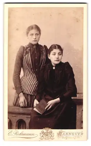 Fotografie E. Rohrmann, Hannover, Volgersweg 1b, Portrait zwei bildschöne Damen in eleganten Kleidern