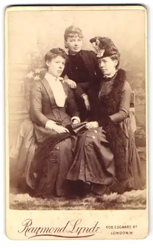 Fotografie Raymond Lynde, London, 408, Edgware Road, Portrait drei hübsche Damen in tollen Kleidern