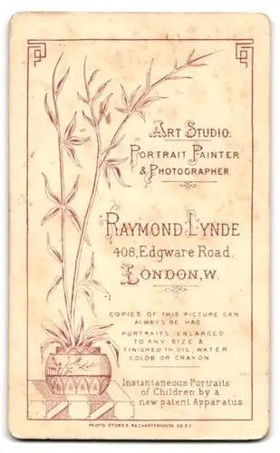 Fotografie Raymond Lynde, London, 408, Edgware Road, Portrait eines elegant gekleideten jungen Paares