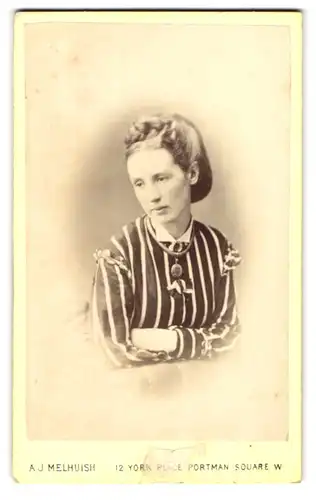 Fotografie A. J. Melhuish, London, 12, York Place, Portrait bildschönes Fräulein in gestreifter Bluse