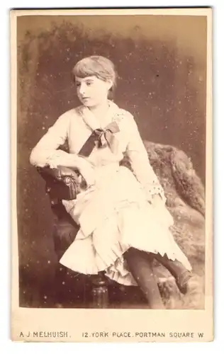 Fotografie A. J. Melhuish, London, 12, York Place, Portrait bildschönes Mädchen mit Schleife am Kleiderkragen