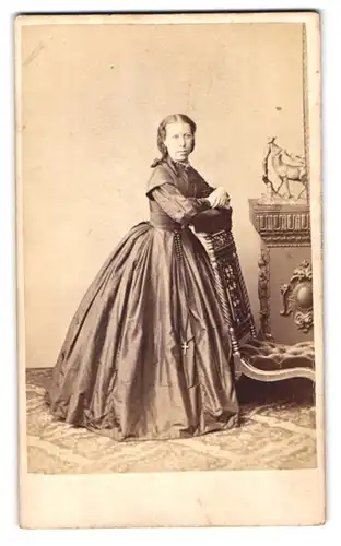 Fotografie G. & R. Lavis, Eastbourne, 135, Regent St. W., Portrait hübsche Dame im prachtvollen Kleid
