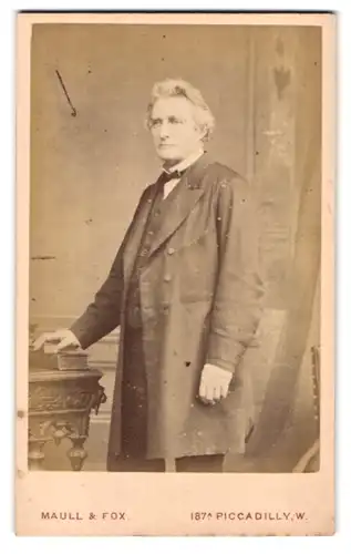 Fotografie Maull & Fox, London, 187A Piccadilly, Portrait stattlicher Herr mit grauem Haar im Anzug