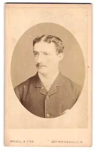 Fotografie Maull & Fox, London, 187A Piccadilly, Portrait junger Mann mit Schnurrbart im Jackett