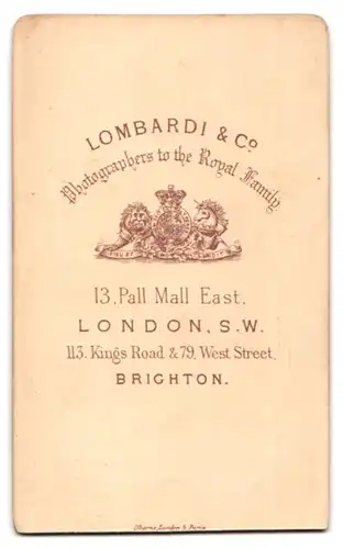 Fotografie Lombardi & Co., London, 113 Kings Road, Portrait stattlicher Herr mit Hut und Krawatte im Anzug