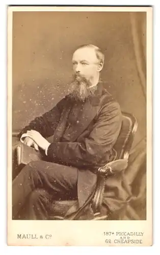 Fotografie Maull & Co., London, 187A Piccadilly, Portrait stattlicher Herr mit Vollbart und Buch am Tisch sitzend