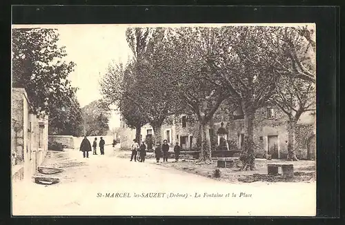 AK Saint-Marcel-lès-Sauzet, La Fontaine et la Place