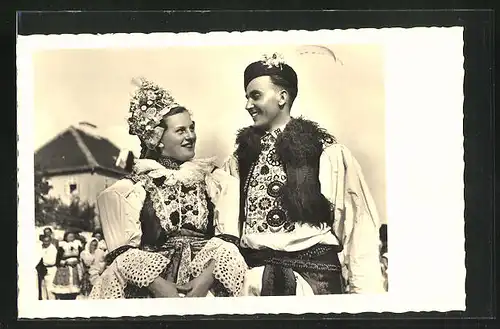 AK Tschechisches Paar in Tracht