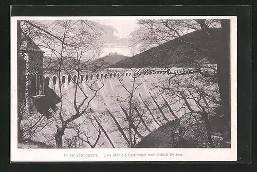 AK Waldeck / Hessen, Blick ber die Sperrmauer der Edertalsperre nach Schloss Waldeck