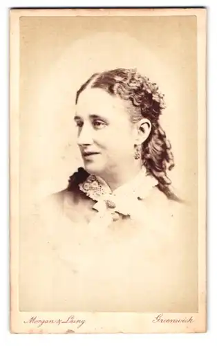 Fotografie Morgan & Laing, Greenwich, Portrait bildschönes Fräulein mit lockigem Haar