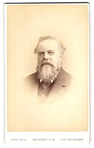 Fotografie G. & R. Lavis, Eastbourne, 135 Regent St. W., Portrait stattlicher Herr mit Vollbart