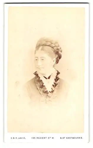 Fotografie G. & R. Lavis, Eastbourne, 135, Regent St. W., Portrait bildschöne Frau mit Flechtdutt