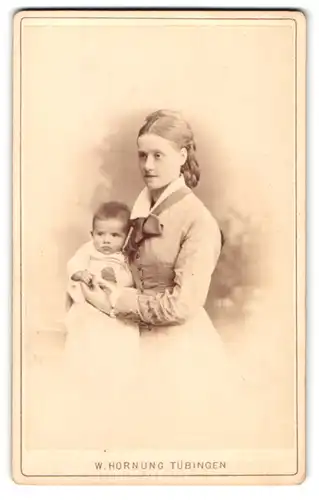 Fotografie W. Hornung, Tübingen, Uhlandstr., Portrait stolze junger Mutter hält Baby im Arm