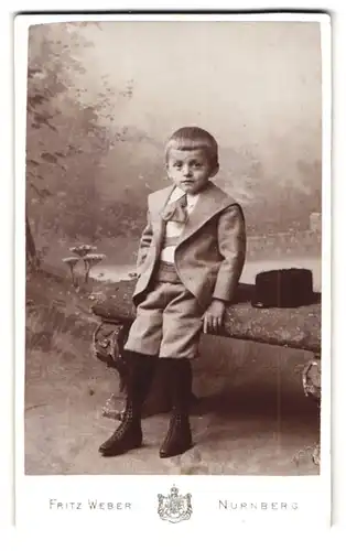 Fotografie Fritz Weber, Nürnberg, Spittlerthorgraben 45, Portrait frecher blonder Bube im Anzug