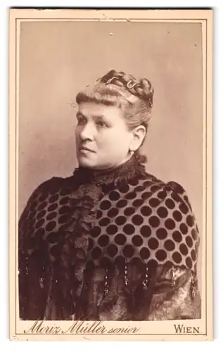 Fotografie Moritz Müller, Wien, Neubaugasse 7, Portrait hübsche Dame mit Flechtdutt