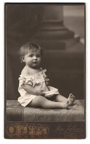 Fotografie Max Zeller, Göppingen, Grabenstr. 25, Portrait süsses kleines Mädchen im weissen Kleidchen