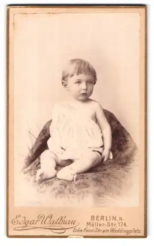 Fotografie Edgar Wallnau, Berlin, Müllerstr. 174, Portrait süsses blondes Kleinkind im weissen Hemdchen