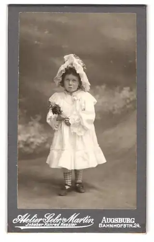 Fotografie Gebr. Martin, Augsburg, Bahnhofstr. 24, Portrait süsses kleines Mädchen mit Mütze im weissen Kleid