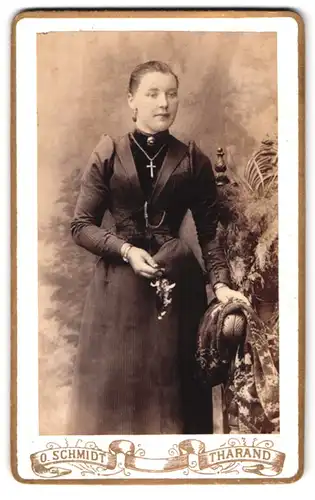 Fotografie O. Schmidt, Tharand, Portrait bildschöne junge Frau mit Halskette und Brosche im Kleid