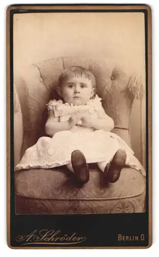 Fotografie A. Schröder, Berlin, Portrait niedliches kleines Mädchen im weissen Kleidchen