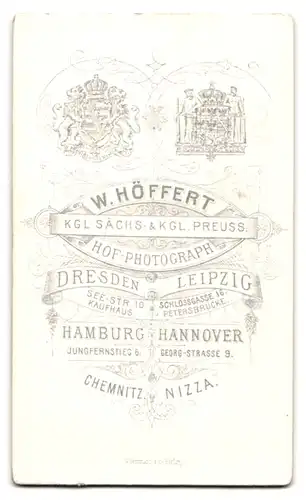 Fotografie W. Höffert, Hamburg, Jungfernstieg 6, Portrait bildschöne Frau im eleganten Kleid am Stuhl stehend