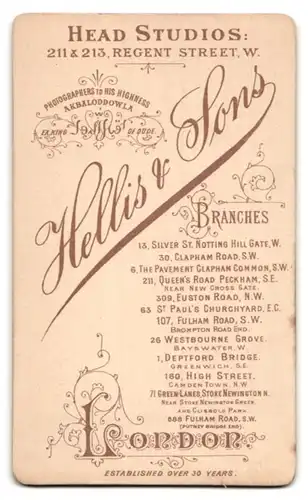 Fotografie Hellis & Sons, London, 688 Fulham Road, Portrait brünette Schönheit mit Brosche am Kleiderkragen