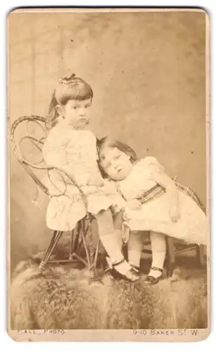 Fotografie T. Fall, London, 9-10 Baker Street, Portrait zwei bildhübsche Mädchen in niedlichen Kleidchen